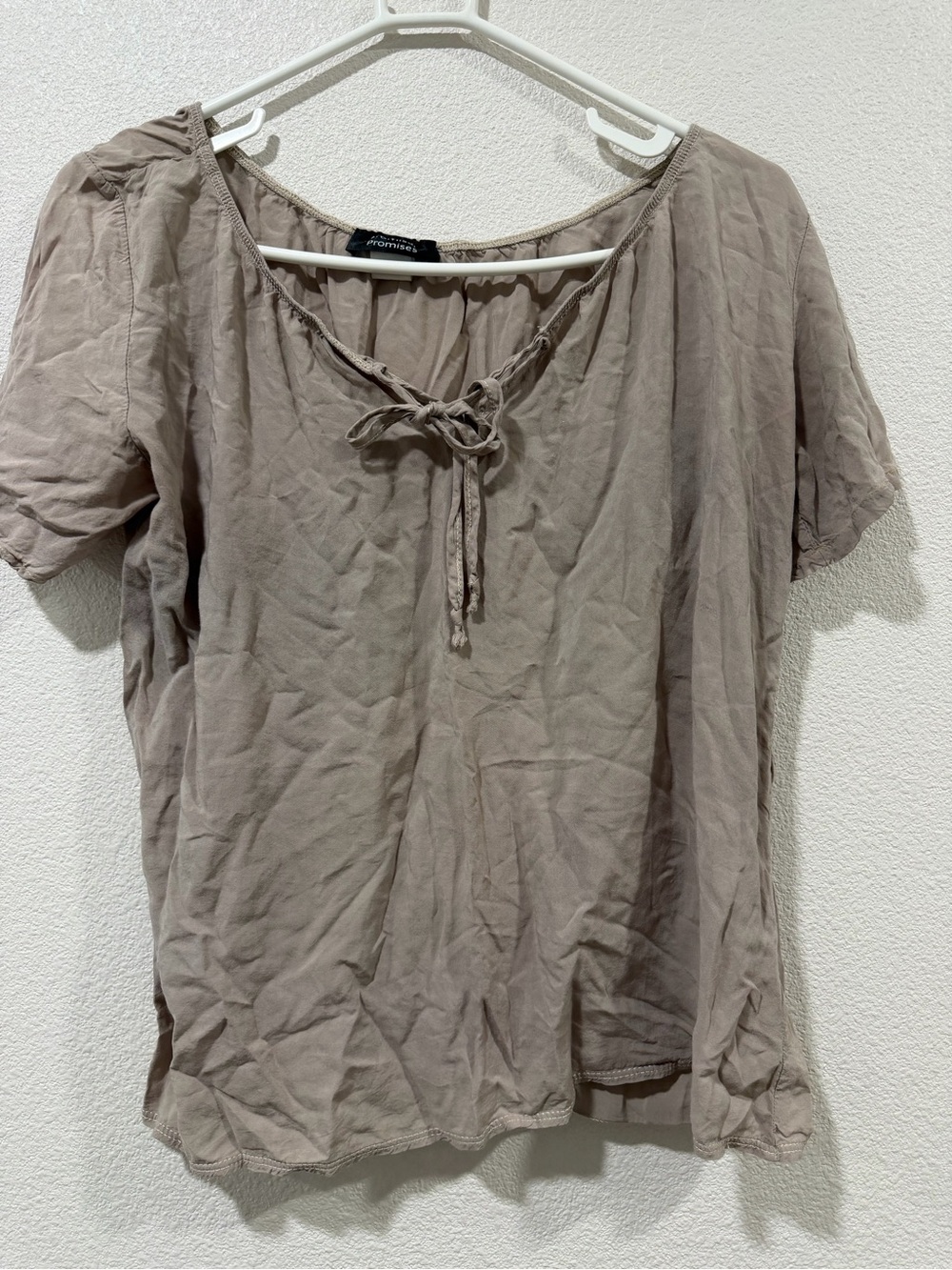Women’s Short Sleeve Tie-Neck Top in Taupe